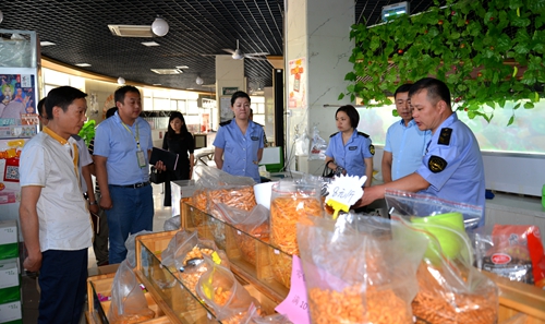 督查组检查学校超市售卖的散装类食品_副本.jpg